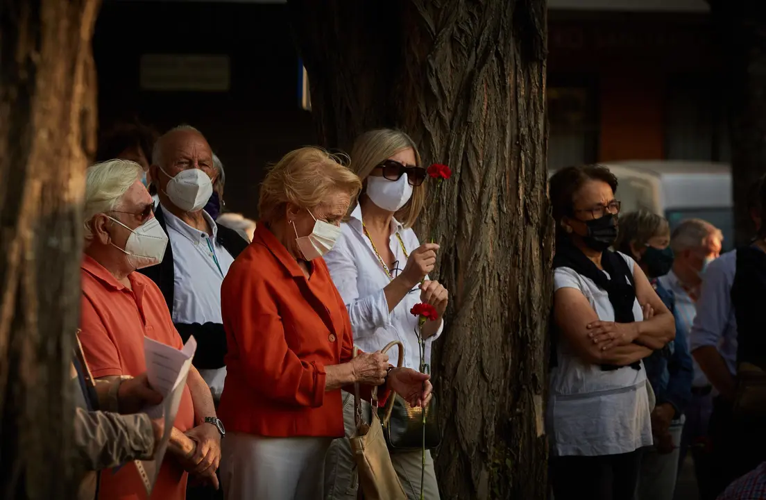Un grupo de personas se congregan en el solar de la antigua c&aacute;rcel de Pamplona para conmemorar el 85&ordm; aniversario de los fusilamientos de Valcaldera, donde fueron fusilados 52 republicanos tras decirles que iban a ser puestos en libertad.