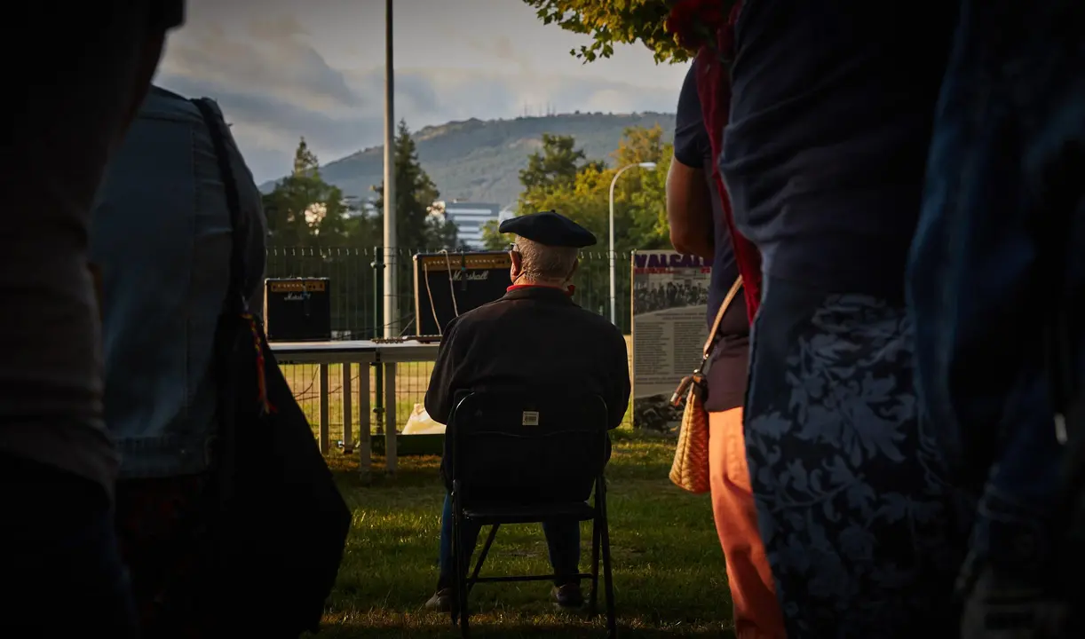 Un grupo de personas se congregan en el solar de la antigua c&aacute;rcel de Pamplona para conmemorar el 85&ordm; aniversario de los fusilamientos de Valcaldera, donde fueron fusilados 52 republicanos tras decirles que iban a ser puestos en libertad.