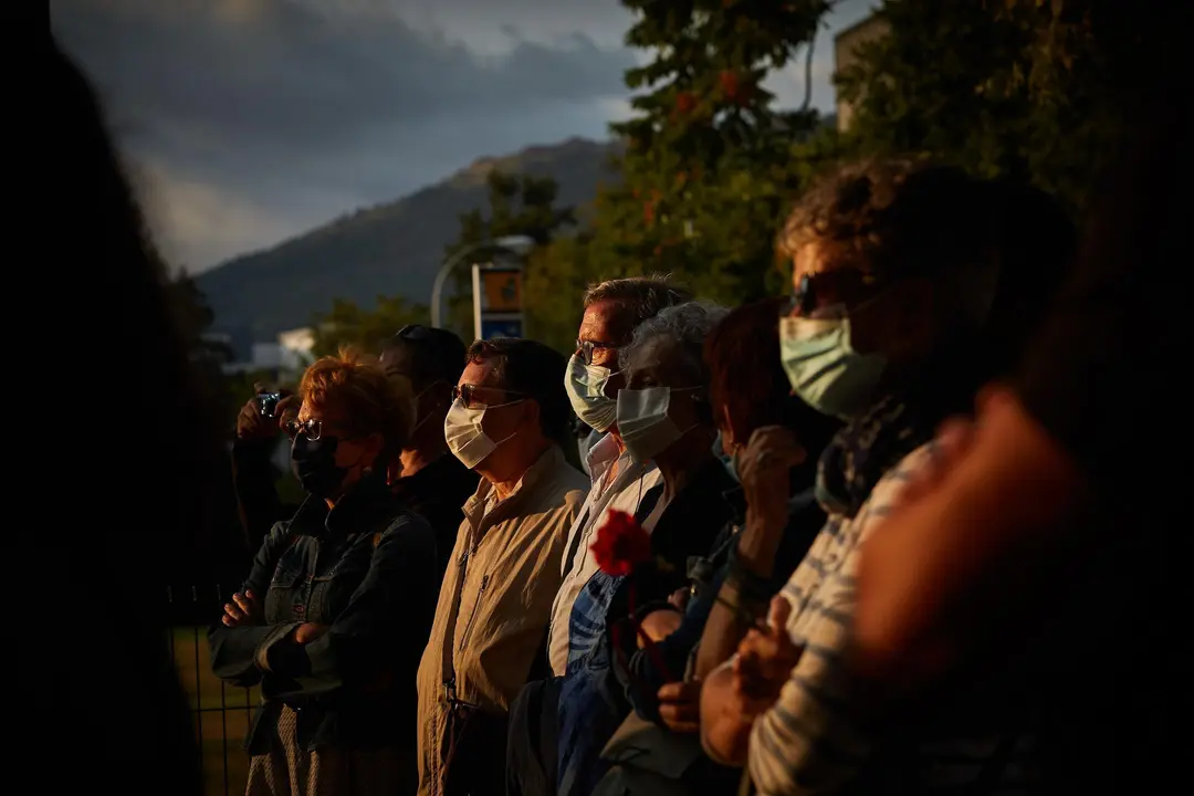 Un grupo de personas se congregan en el solar de la antigua c&aacute;rcel de Pamplona para conmemorar el 85&ordm; aniversario de los fusilamientos de Valcaldera, donde fueron fusilados 52 republicanos tras decirles que iban a ser puestos en libertad.