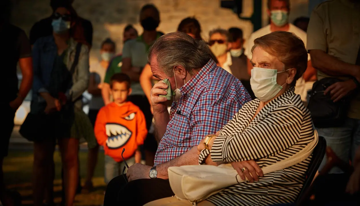 Un grupo de personas se congregan en el solar de la antigua c&aacute;rcel de Pamplona para conmemorar el 85&ordm; aniversario de los fusilamientos de Valcaldera, donde fueron fusilados 52 republicanos tras decirles que iban a ser puestos en libertad.