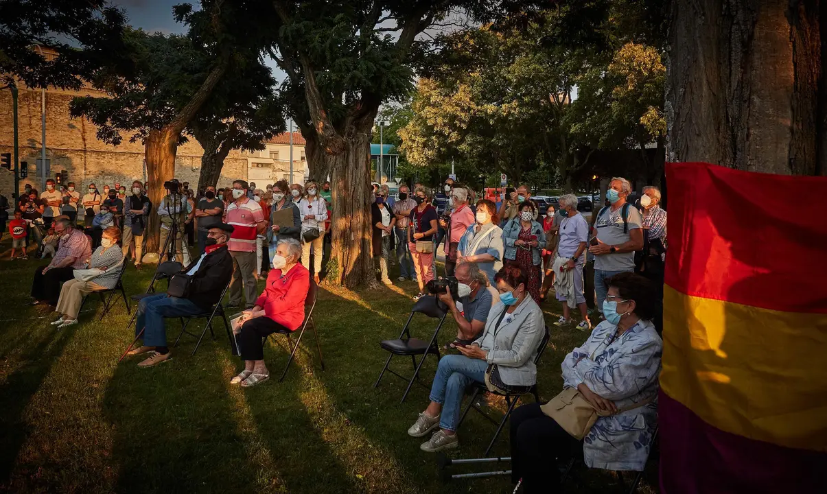 Un grupo de personas se congregan en el solar de la antigua c&aacute;rcel de Pamplona para conmemorar el 85&ordm; aniversario de los fusilamientos de Valcaldera, donde fueron fusilados 52 republicanos tras decirles que iban a ser puestos en libertad.
