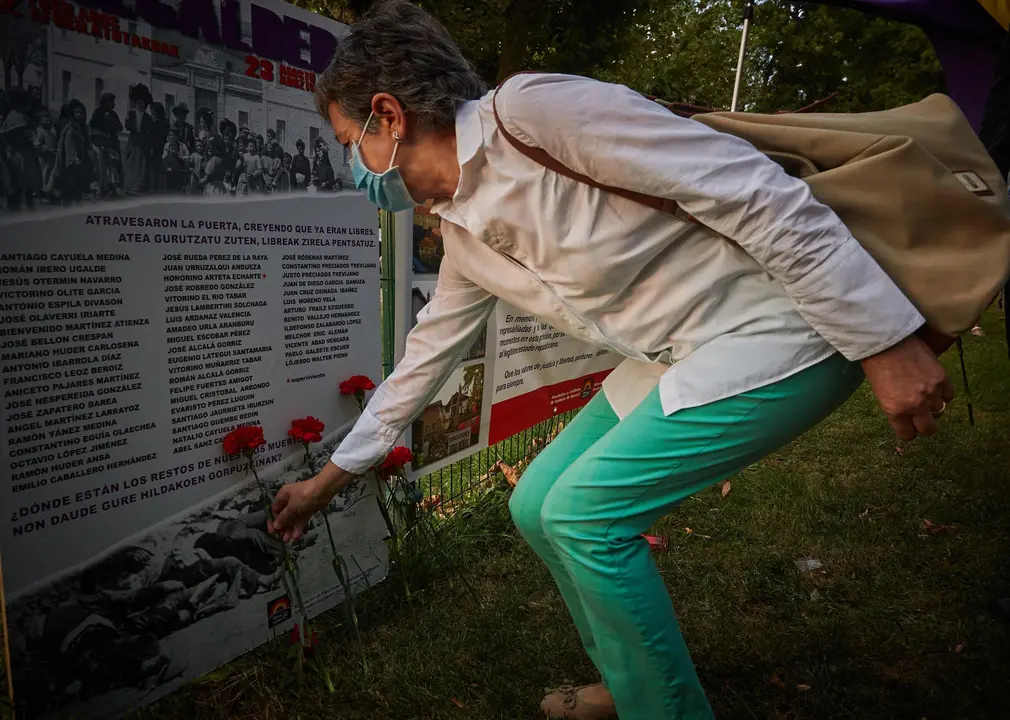 Un grupo de personas se congregan en el solar de la antigua c&aacute;rcel de Pamplona para conmemorar el 85&ordm; aniversario de los fusilamientos de Valcaldera, donde fueron fusilados 52 republicanos tras decirles que iban a ser puestos en libertad.
