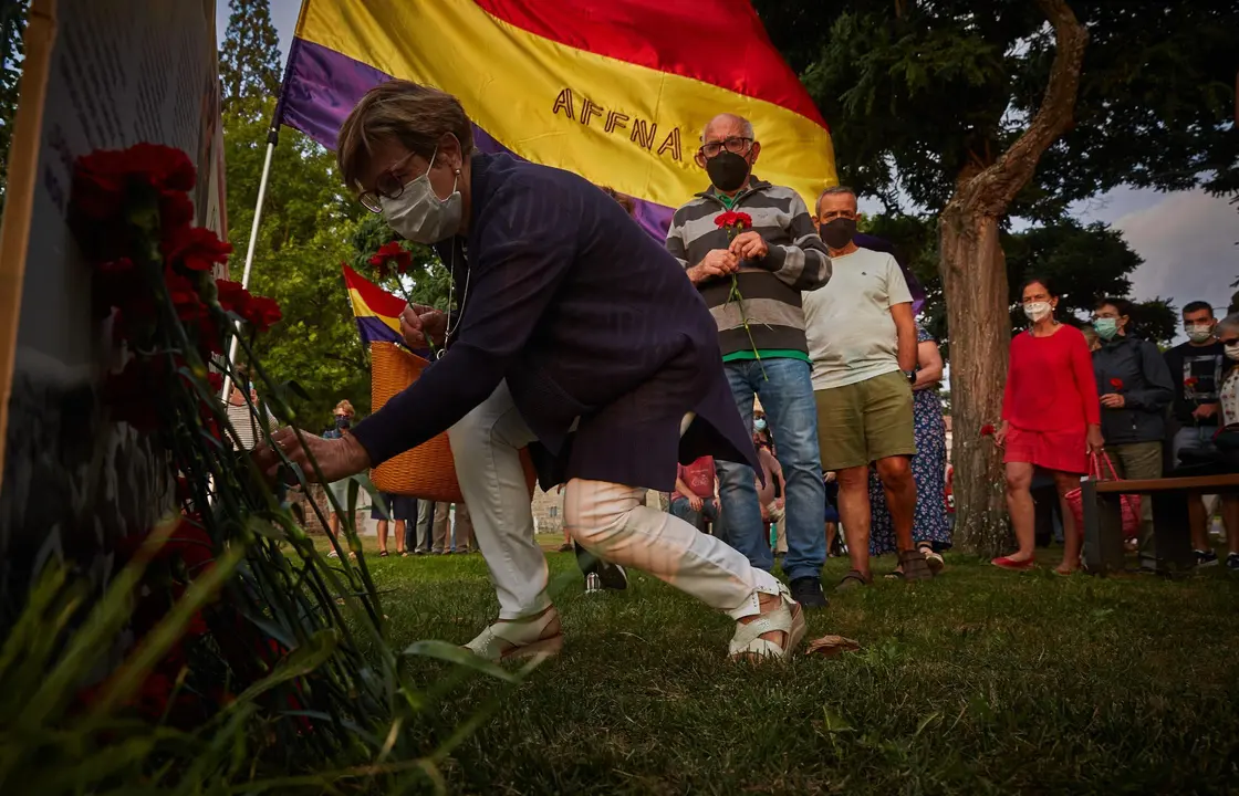 Un grupo de personas se congregan en el solar de la antigua c&aacute;rcel de Pamplona para conmemorar el 85&ordm; aniversario de los fusilamientos de Valcaldera, donde fueron fusilados 52 republicanos tras decirles que iban a ser puestos en libertad.