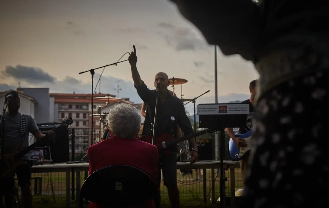 Un grupo de personas se congregan en el solar de la antigua c&aacute;rcel de Pamplona para conmemorar el 85&ordm; aniversario de los fusilamientos de Valcaldera, donde fueron fusilados 52 republicanos tras decirles que iban a ser puestos en libertad.