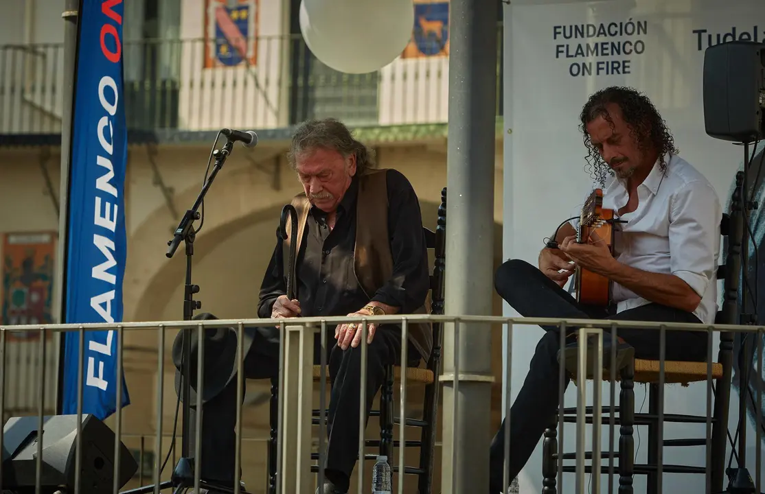 Actuaciones en Tudela de Jos&eacute; Jim&eacute;nez 'T&iacute;o Selin' y Jos&eacute; Jim&eacute;nez 'Hjo', acto seguido han tocado &Aacute;ngeles Toledano junto con Benito Bernal, en el festival Flamenco On Fire.