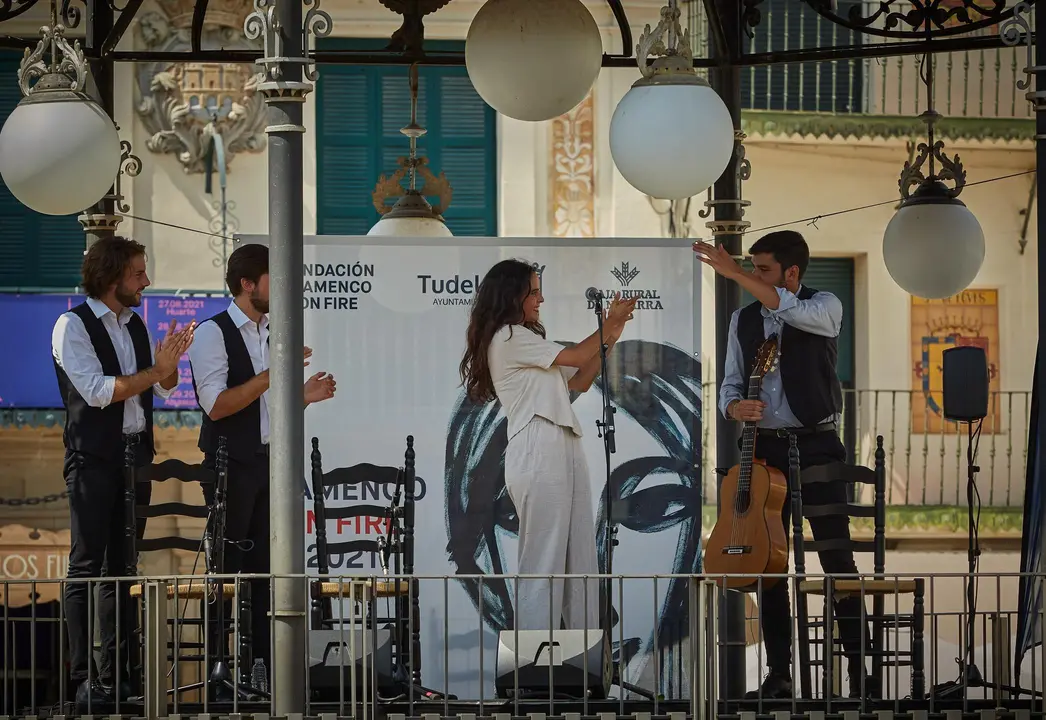 Actuaciones en Tudela de Jos&eacute; Jim&eacute;nez 'T&iacute;o Selin' y Jos&eacute; Jim&eacute;nez 'Hjo', acto seguido han tocado &Aacute;ngeles Toledano junto con Benito Bernal, en el festival Flamenco On Fire.