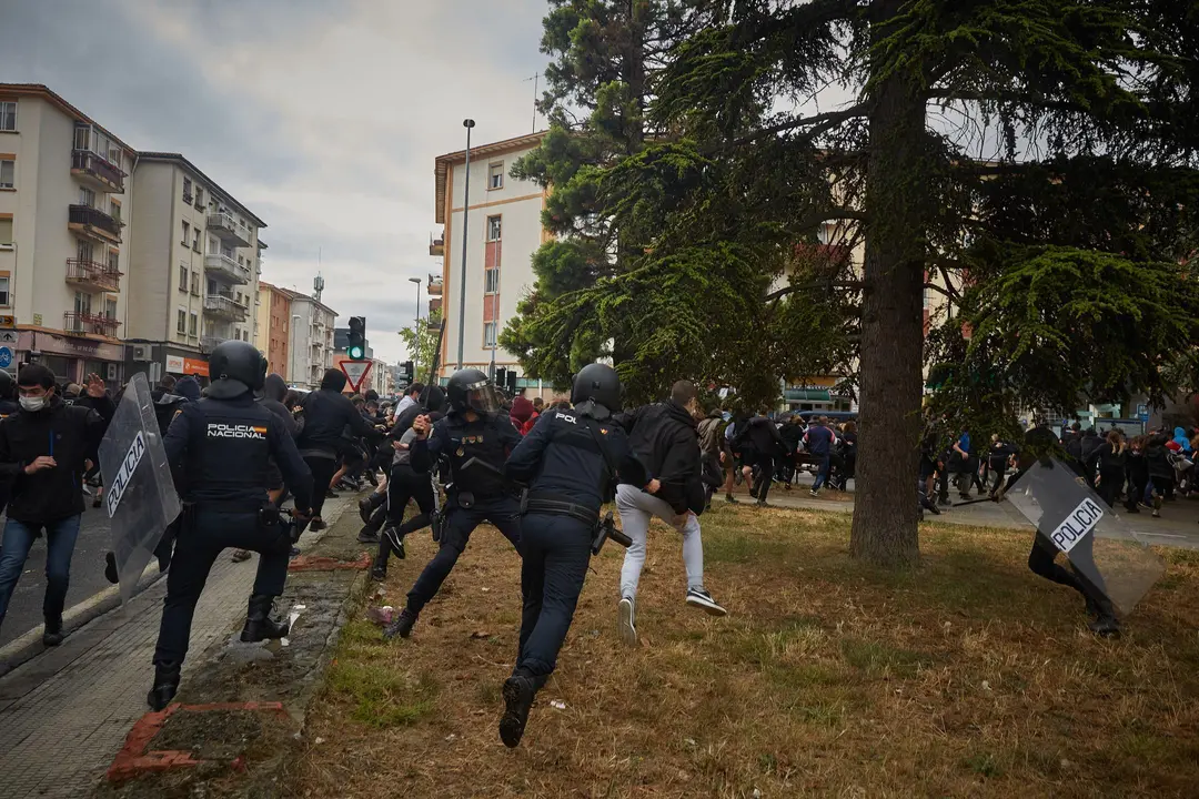 Disturbios en el barrio de la Rochapea por el desalojo del gaztetxe ubicado en el mismo barrio.