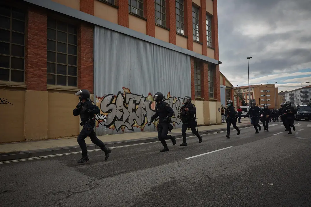Disturbios en el barrio de la Rochapea por el desalojo del gaztetxe ubicado en el mismo barrio.