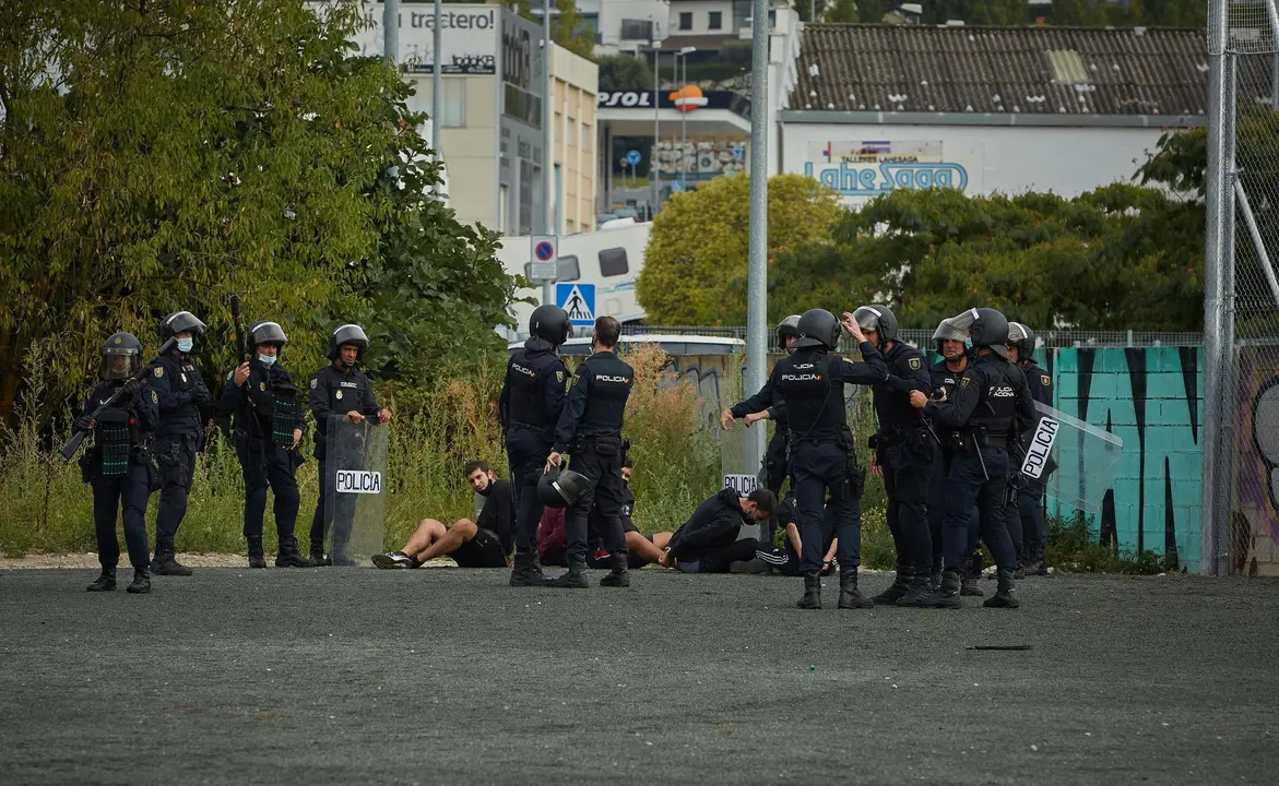Disturbios en el barrio de la Rochapea por el desalojo del gaztetxe ubicado en el mismo barrio.