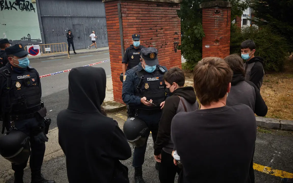 Disturbios en el barrio de la Rochapea por el desalojo del gaztetxe ubicado en el mismo barrio.