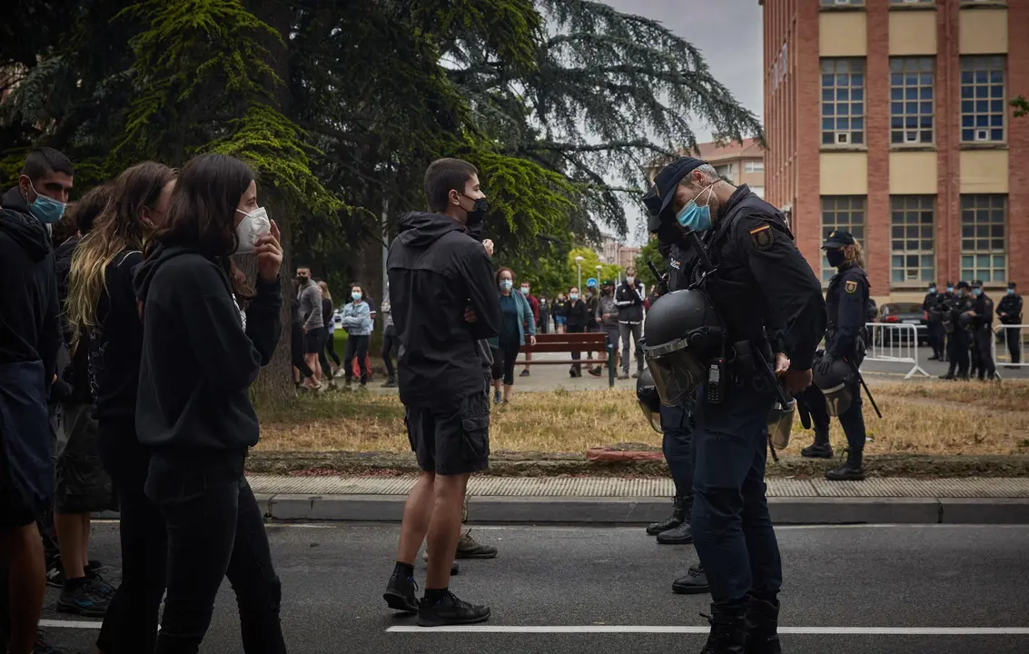 Disturbios en el barrio de la Rochapea por el desalojo del gaztetxe ubicado en el mismo barrio.