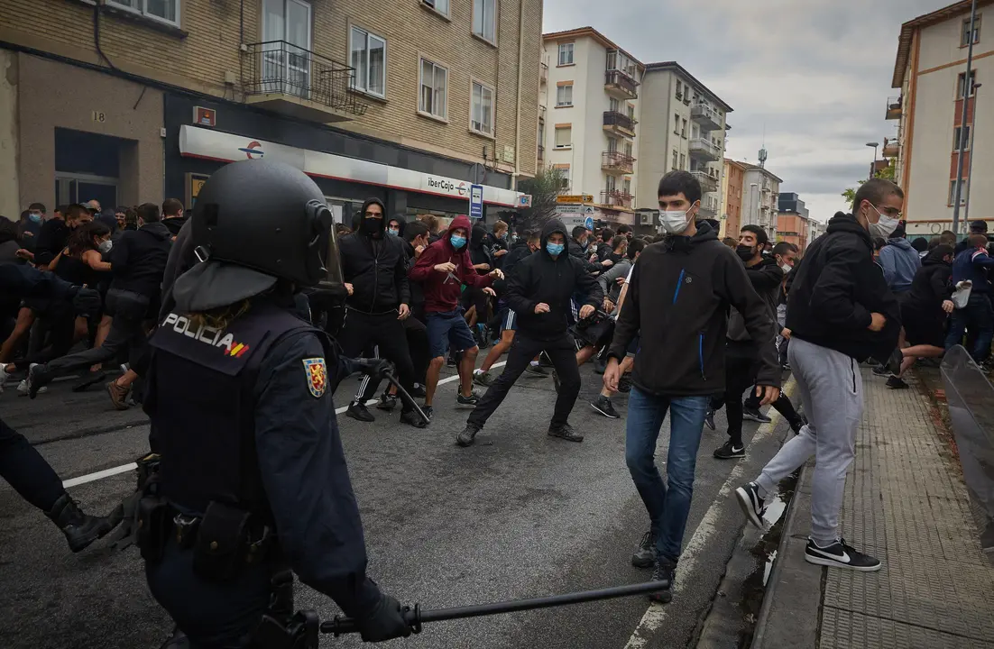 Disturbios en el barrio de la Rochapea por el desalojo del gaztetxe ubicado en el mismo barrio.