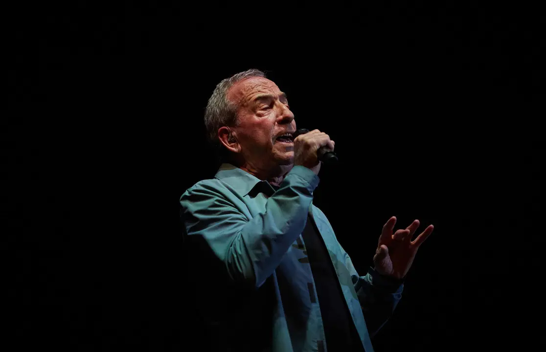 Alrededor de 1.800 personas se han congregado hoy en el pabell&oacute;n Navarra Arena, para ver tocar a Jos&eacute; Luis Perales, el cual repet&iacute;a en Pamplona despu&eacute;s de haber tocado este s&aacute;bado en el citado recinto.
