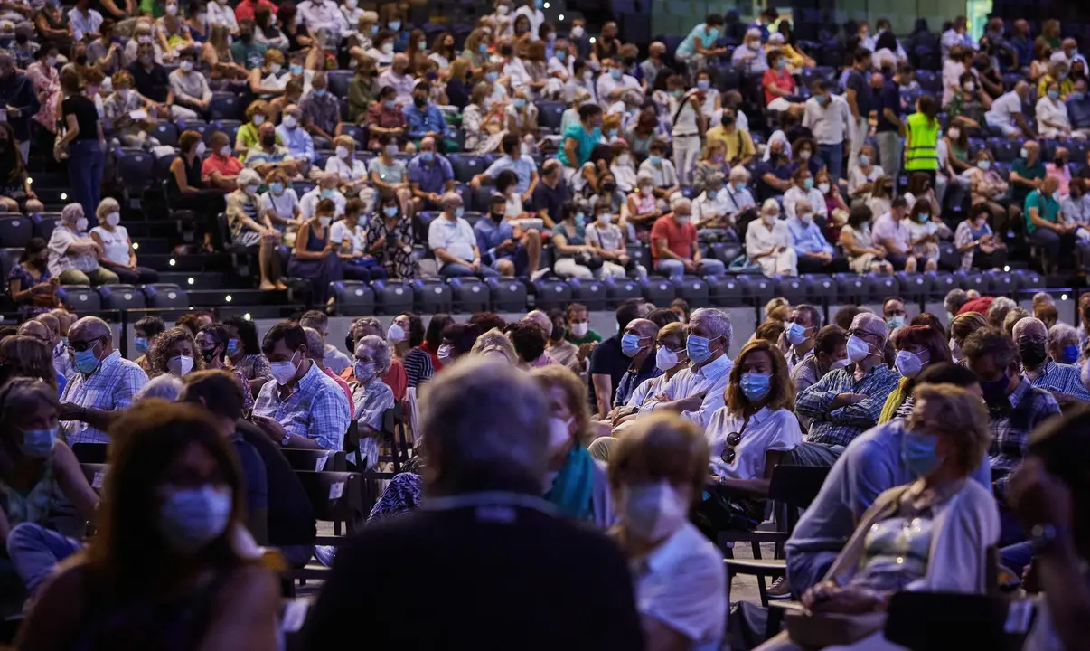 Alrededor de 1.800 personas se han congregado hoy en el pabell&oacute;n Navarra Arena, para ver tocar a Jos&eacute; Luis Perales, el cual repet&iacute;a en Pamplona despu&eacute;s de haber tocado este s&aacute;bado en el citado recinto.