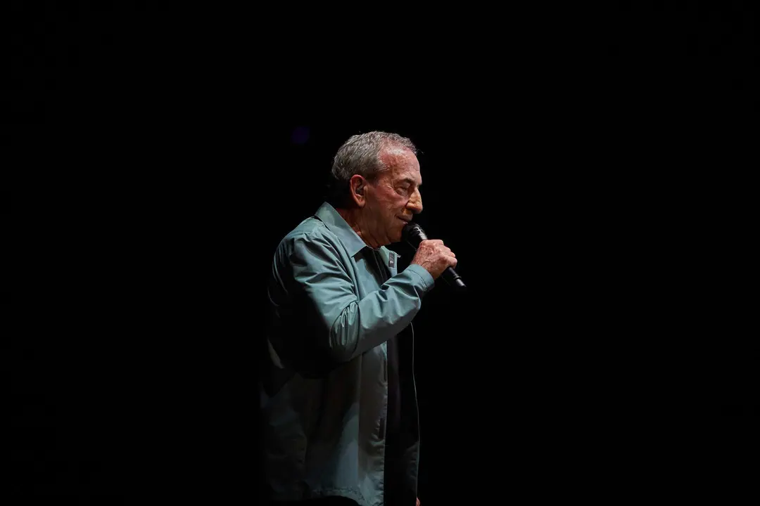 Alrededor de 1.800 personas se han congregado hoy en el pabell&oacute;n Navarra Arena, para ver tocar a Jos&eacute; Luis Perales, el cual repet&iacute;a en Pamplona despu&eacute;s de haber tocado este s&aacute;bado en el citado recinto.