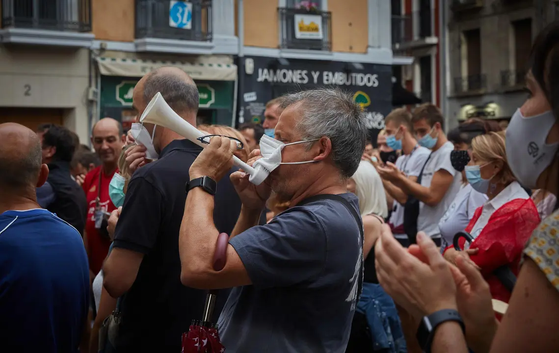 Un grupo de personas se re&uacute;nen en la plaza del Ayuntamiento de Pamplona, despues de recorrer varias calles de la ciudad pidiendo el fin de la zona azul en la Txantrea.