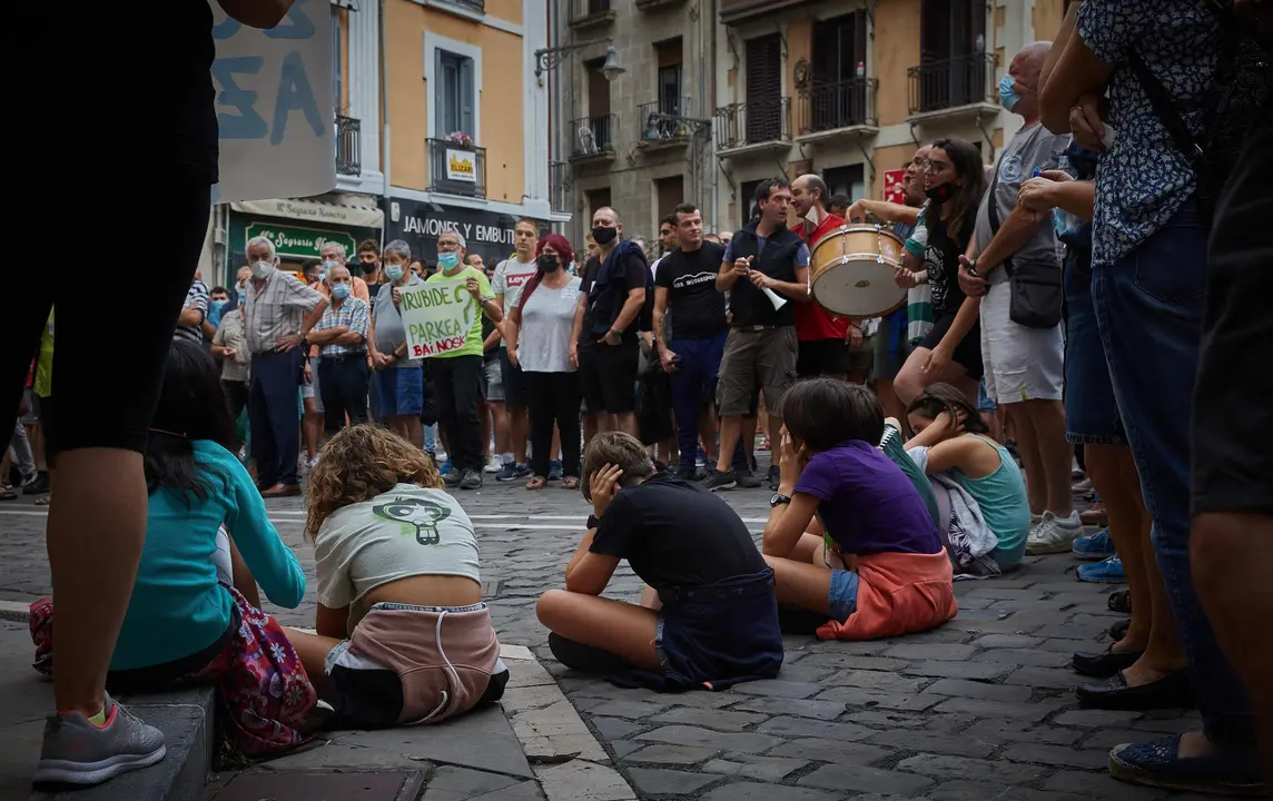Un grupo de personas se re&uacute;nen en la plaza del Ayuntamiento de Pamplona, despues de recorrer varias calles de la ciudad pidiendo el fin de la zona azul en la Txantrea.