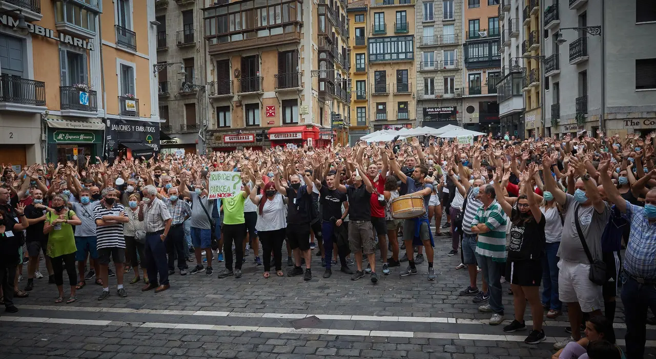 Un grupo de personas se re&uacute;nen en la plaza del Ayuntamiento de Pamplona, despues de recorrer varias calles de la ciudad pidiendo el fin de la zona azul en la Txantrea.