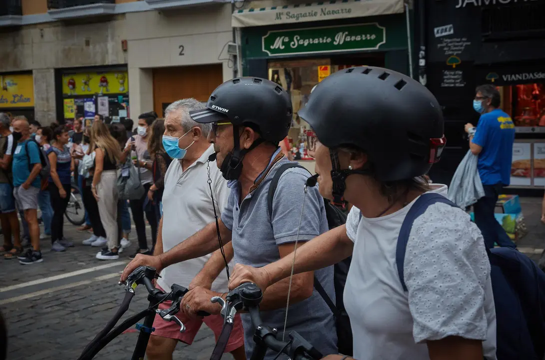 Un grupo de personas se re&uacute;nen en la plaza del Ayuntamiento de Pamplona, despues de recorrer varias calles de la ciudad pidiendo el fin de la zona azul en la Txantrea.