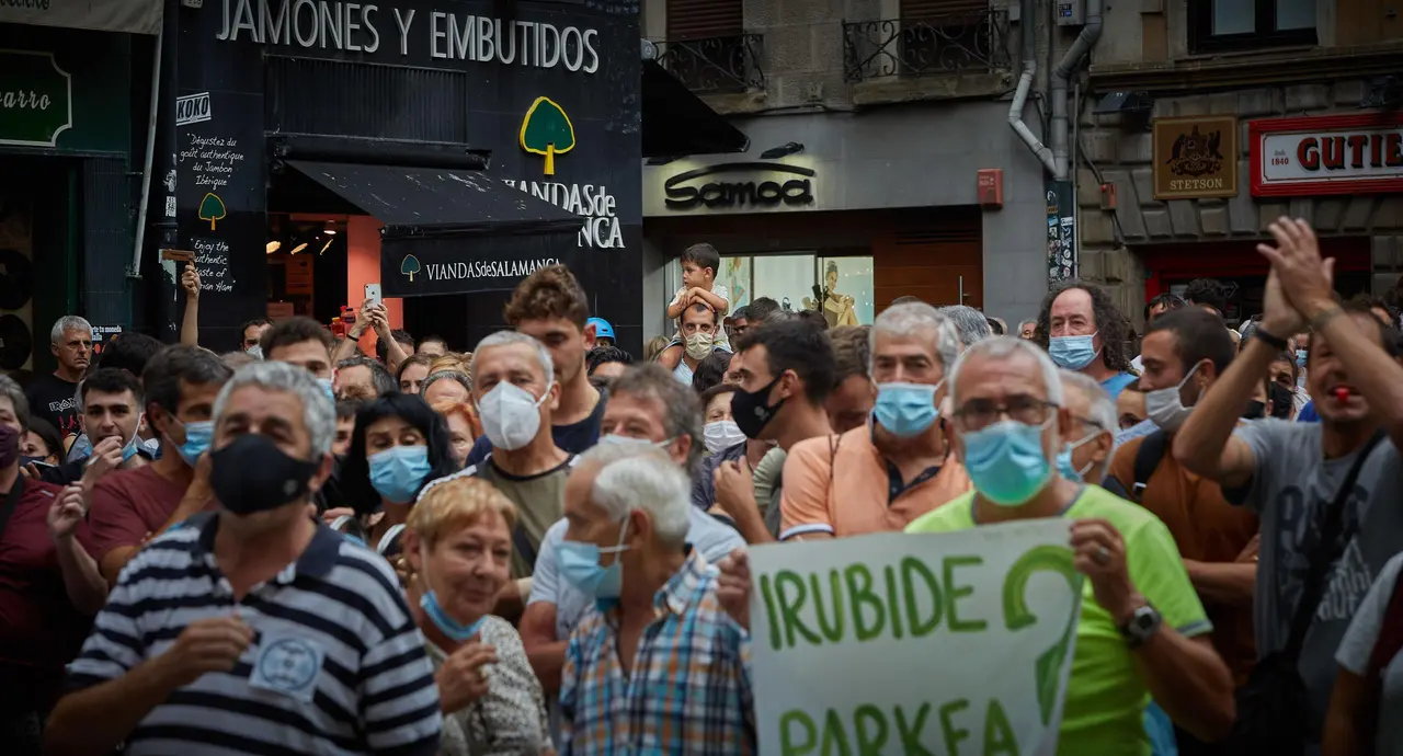 Un grupo de personas se re&uacute;nen en la plaza del Ayuntamiento de Pamplona, despues de recorrer varias calles de la ciudad pidiendo el fin de la zona azul en la Txantrea.