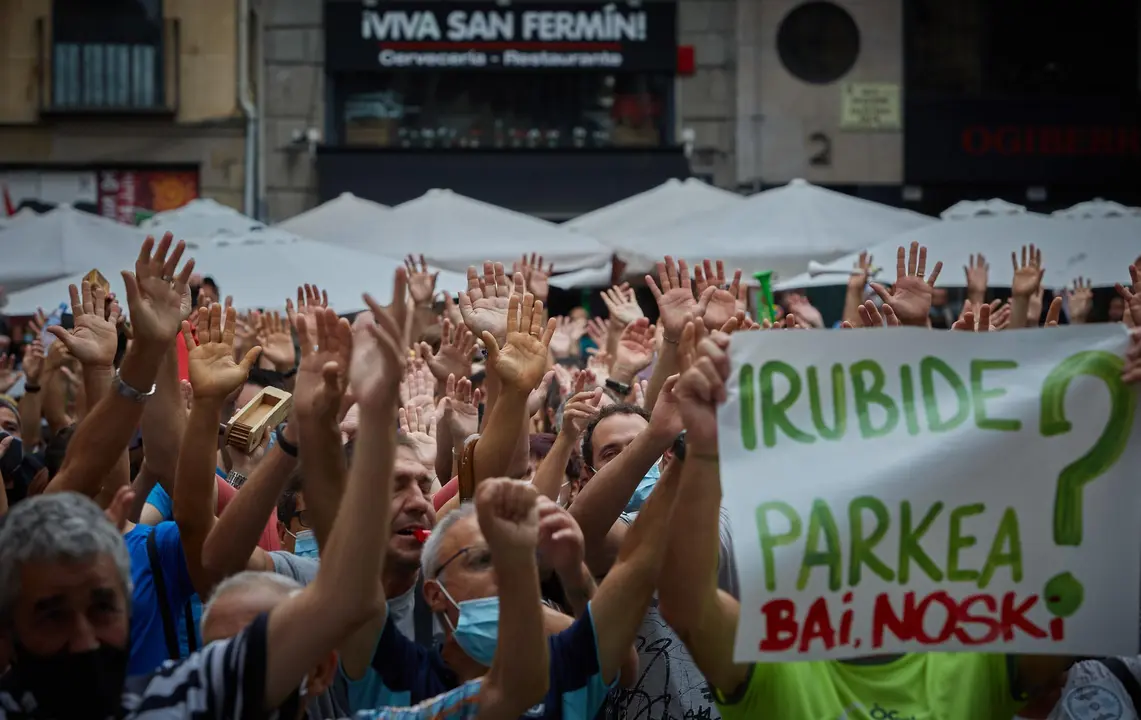 Un grupo de personas se re&uacute;nen en la plaza del Ayuntamiento de Pamplona, despues de recorrer varias calles de la ciudad pidiendo el fin de la zona azul en la Txantrea.