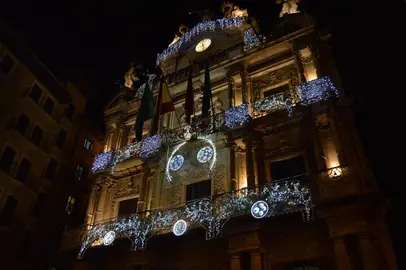 Ayuntamiento de Pamplona iluminado. Julen Sesma