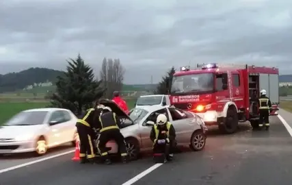 Accidente en el km 76 de la AP15, Tiebas. FOTO: POLIC&Iacute;A FORAL