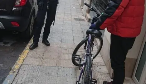 Polic&iacute;a Local habla con un viandante. Cedida
