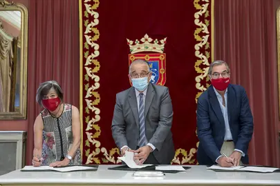 A* Jes&uacute;s Garzaron
F* 2020_07_09
T* Firma de convenio con entidad cultural
L* Ayuntamiento de Pamplona