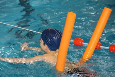 Ni&ntilde;o en clase de nataci&oacute;n.