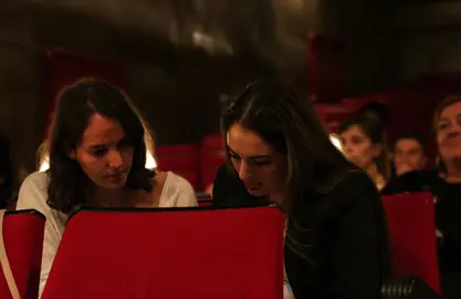 NoSomosInvisibles Dos mujeres de la Fundaci&oacute;n del Secretariado Gitano durante un debate organizado por la Red contra la Pobreza
