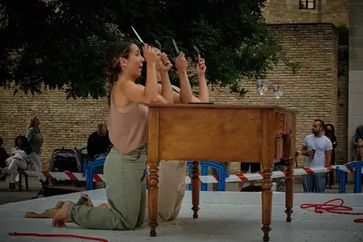 La compa&ntilde;&iacute;a DanzAI abre el ciclo "Atardecer en Pamplona" con su proyecto "Re-des" donde combinan danza y tecnolog&iacute;a.