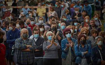 Cientos de vecinos se manifestaron ayer por las calles del barrio pamplon&eacute;s de la Txantrea, en rechazo a la zona azul que quieren implementar en dicho sitio el pr&oacute;ximo d&iacute;a 1 de septiembre.