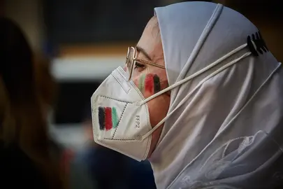 Decenas de personas se concentraron ayer en la plaza del Ayuntamiento de Pamplona, como s&iacute;mbolo de apoyo a las mujeres afganas por la p&eacute;rdida de libertades ante la llegada de los talibanes al poder.