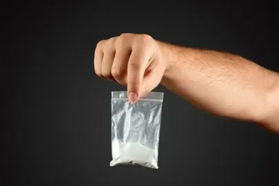 hombre-mano-sostiene-bolsa-plastico-cocaina_99433-1720