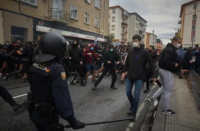 Disturbios en el barrio de la Rochapea por el desalojo del gaztetxe ubicado en el mismo barrio.