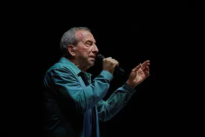 Alrededor de 1.800 personas se han congregado hoy en el pabell&oacute;n Navarra Arena, para ver tocar a Jos&eacute; Luis Perales, el cual repet&iacute;a en Pamplona despu&eacute;s de haber tocado este s&aacute;bado en el citado recinto.
