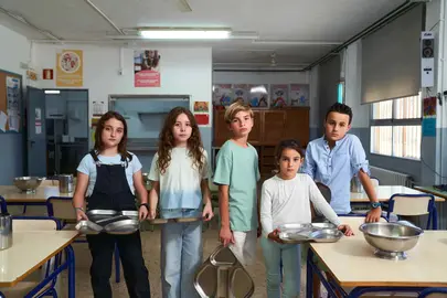 Cinco alumnos que participan en la campa&ntilde;a de Mensa C&iacute;vica para reclamar m&aacute;s ayudas de comedor