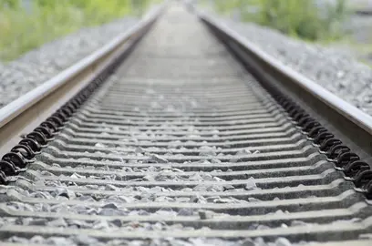 disparo-alto-angulo-viejas-oxidadas-vias-tren-cubiertas-pequenas-piedras