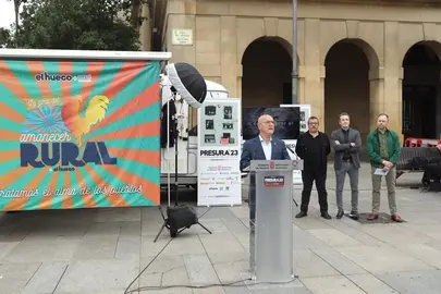 Ciriza kontseilaria, gaur Gazteluko plazan dagoen autokarabanarekin batera, hitzaldiaren une batean, Joaqu&iacute;n Alcalde, Luis Campos eta Jos&eacute; &Aacute;ngel Andr&eacute;s atzean dituela.
GN