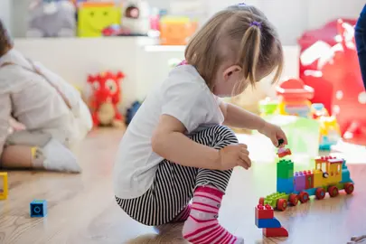 Ni&ntilde;a jugando en la guarder&iacute;a