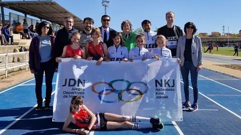 La consejera Rebeca Esnaola y el director gerente del INDAF, Jorge Aguirre, durante las finales de atletismo en Tudela. GN