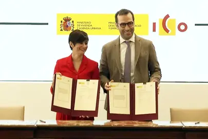 La ministra de Vivienda y Agenda Urbana, Isabel Rodr&iacute;guez, y el ministro de Econom&iacute;a, Comercio y Empresa, Carlos Cuerpo, en el acto de formalizaci&oacute;n del convenio.
POOL MONCLOA
