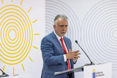 El ministro de Pol&iacute;tica Territorial y Memoria Democr&aacute;tica, y presidente de la Comisi&oacute;n Interministerial de Inmigraci&oacute;n, &Aacute;ngel V&iacute;ctor Torres, explica la propuesta a los medios de comunicaci&oacute;n. POOL MONCLOA