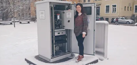 La investigadora M&oacute;nica Gonz&aacute;lez Alonso, junto al BAA500 (Bio Aerosol Analyzer), aparato que toma muestras de aire, les hace fotos, y cuenta y clasifica el polen que hay en ellas de manera autom&aacute;tica.
Cedida