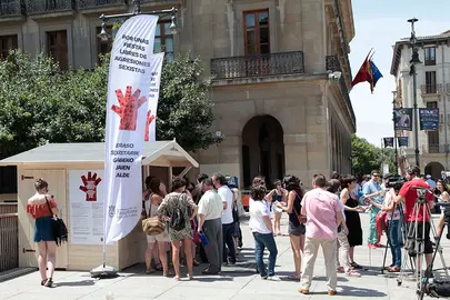 Los barrios de Pamplona contar&aacute;n con puntos de informaci&oacute;n sobre agresiones sexistas durante sus fiestas. AP