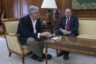 El alcalde de Pamplona se re&uacute;ne con Abdelhakim Ammouche, c&oacute;nsul general de Argelia en Barcelona. AP