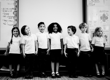 Ni&ntilde;os en la escuela de primaria.
Imagen de Freepik