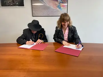 Jos&eacute; Jim&eacute;nez, en representaci&oacute;n de la Fundaci&oacute;n Gaz Kal&oacute;, e In&eacute;s Jim&eacute;nez, Directora General de Protecci&oacute;n Social y Cooperaci&oacute;n al Desarrollo, durante la firma del convenio. GN