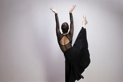 D&iacute;a Internacional de la Danza.
<a href="https://www.freepik.es/foto-gratis/vista-posterior-bailarina-pierna-arriba_5020811.htm#fromView=search&page=2&position=19&uuid=db7d4a83-2e05-48a2-8d12-db9686278174">Imagen de freepik</a>